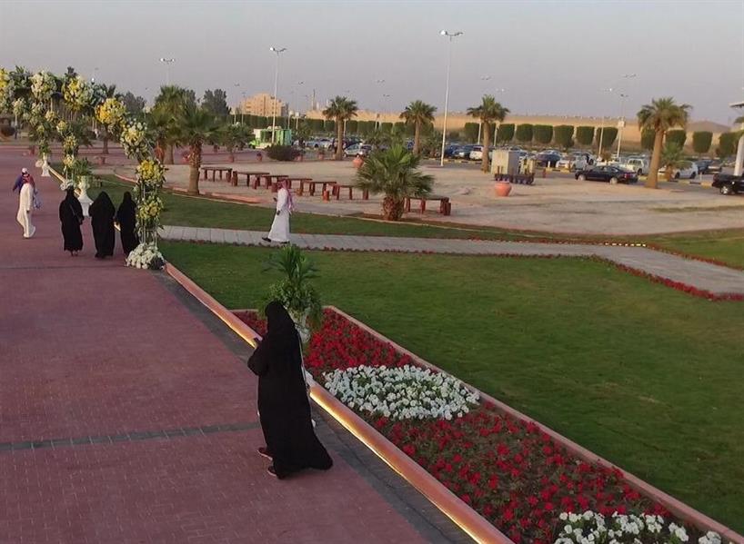 ممشى ومسار للمشاة داخل حديقة الملك فهد المركزية